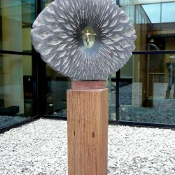 Opdracht Truston BV 2011, Belgisch hardsteen en brons, hout (100x75x12)